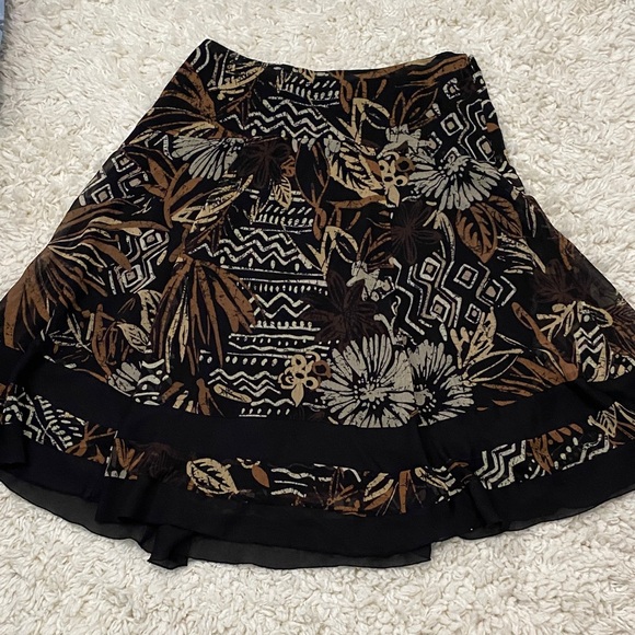 East 5th Dresses & Skirts - East 5th women’s size Xl 14 Floral Patterned Women's Skirt mid length